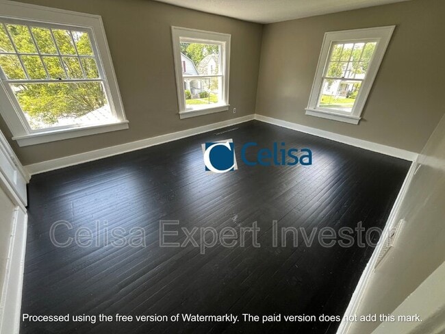 Building Photo - 3001 Broadway