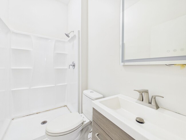 Building Photo - 203 W 33rd St