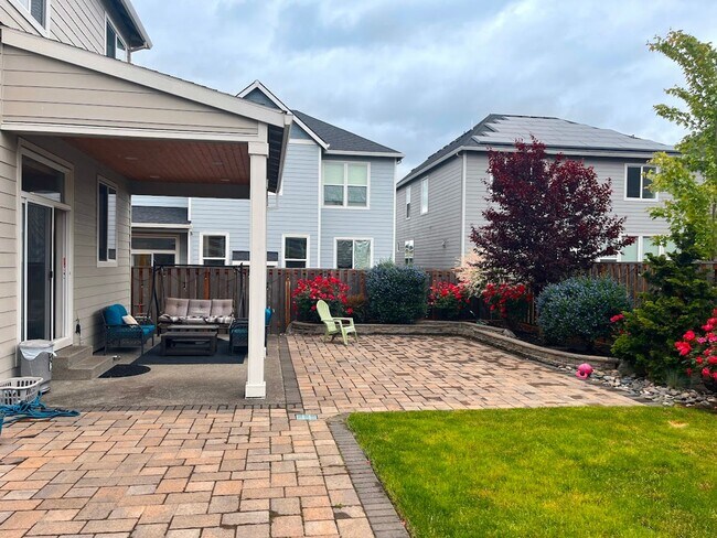 Building Photo - Fabulous 5 BD* 3 BA* + LARGE Bonus Room* S...