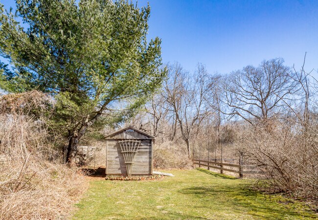 Building Photo - 134 Three Mile Harbor Rd