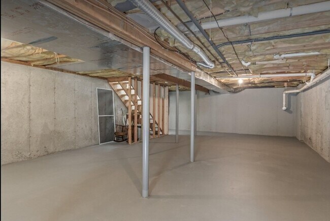 Building Photo - 45 Harbor Hill Dr