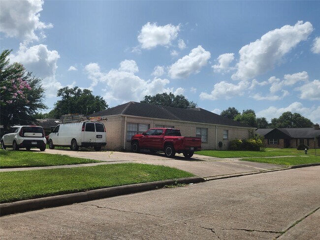 Building Photo - 7903 Sharpview Dr