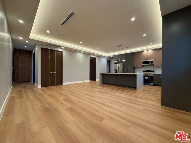Building Photo - 6530 Varna Ave