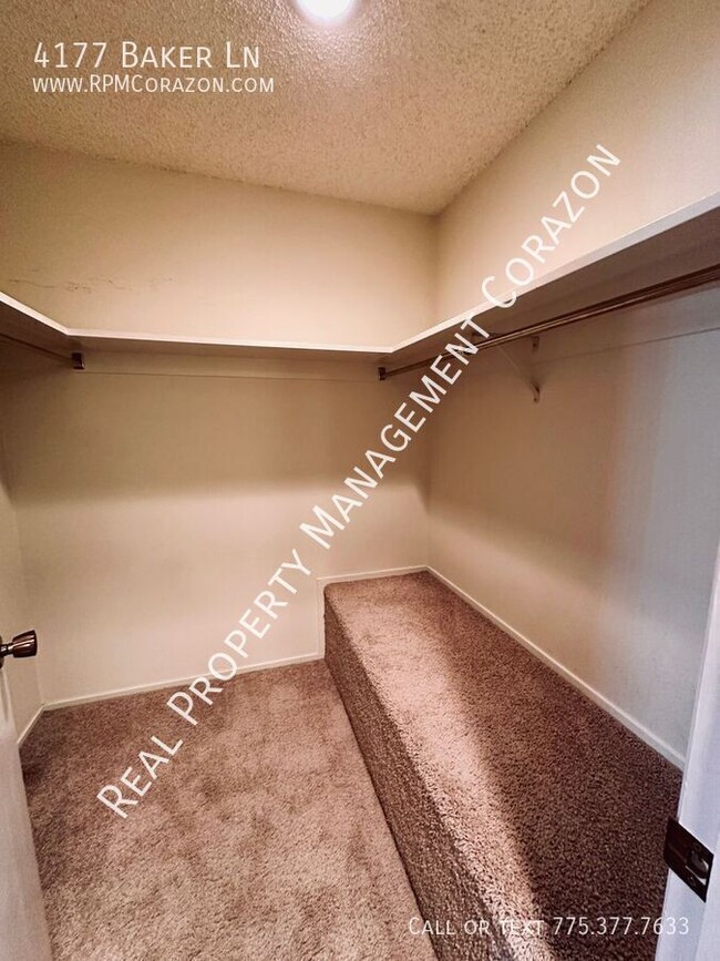 Building Photo - Spacious 2 bedroom apartment w/ A/C, washe...