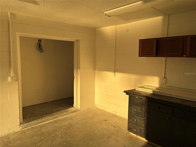 Building Photo - 41515 Silver Dr