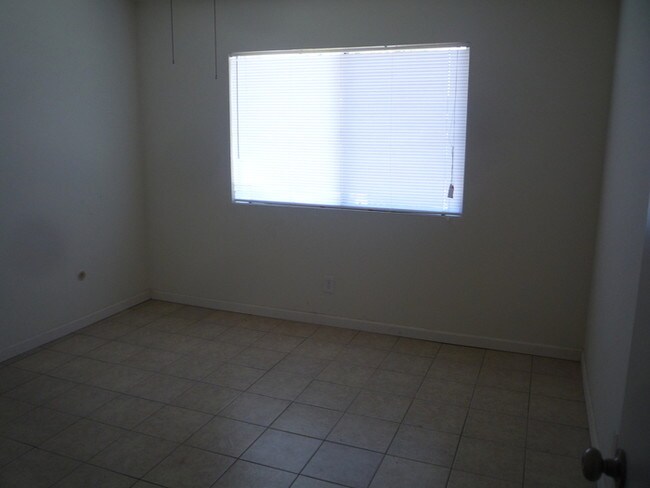 Building Photo - 4 Bedroom Home with Granny Flat!