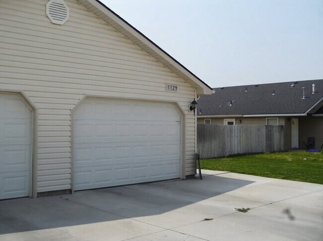 Building Photo - 1129 NE Saddleridge St