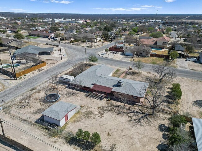 Building Photo - 208 N Broadview St