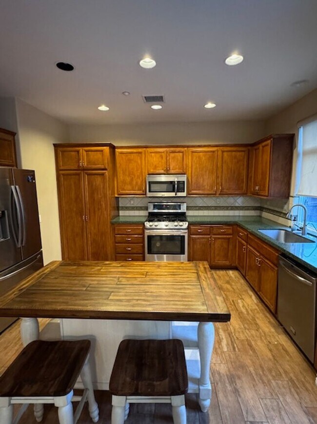 Building Photo - Charming 2-Story, 3 Bedroom, 2 1/2 Bathroom Ventura Home for Lease!