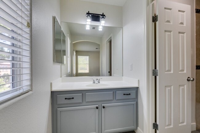 Building Photo - NEWLY UPDATED 4 BEDROOM HOME IN THE SOUTHWEST