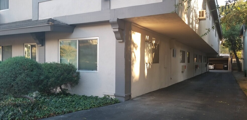 Building Photo - 15444 Vanowen St