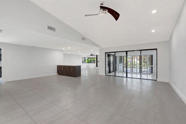 Building Photo - 355 Woodlake Ln
