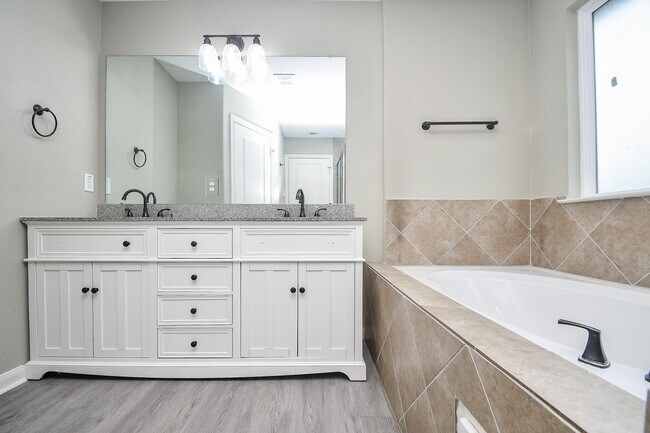 Building Photo - 8215 Bonaire St