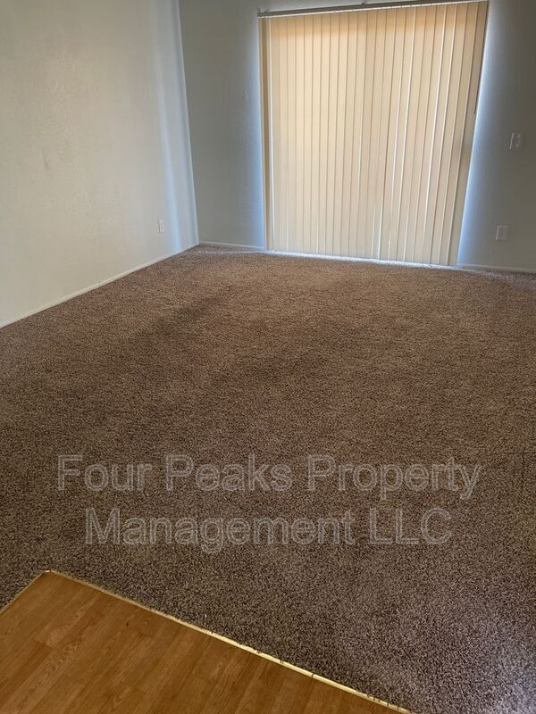 Building Photo - 2813 E Paradise Ln