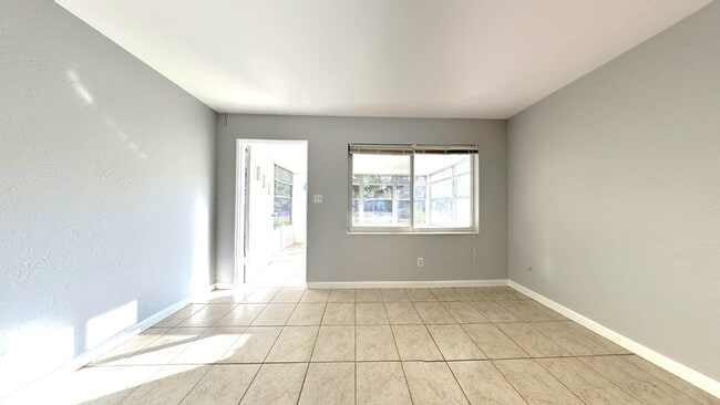 Building Photo - 5566 Kelly Dr N