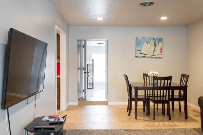 Building Photo - Beautiful Private Yard! Covered Parking!