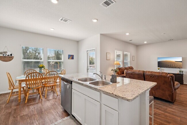 Building Photo - "Rent to Own this Charming 3-Bed Oasis with 18 month lease!*"
