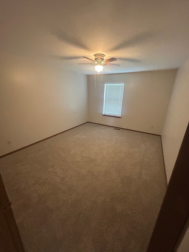 Building Photo - 555 Whitegate Dr