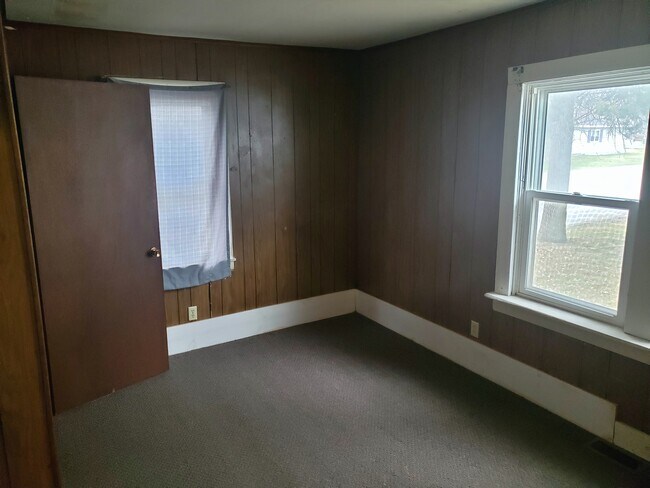 Building Photo - 210 4th St S