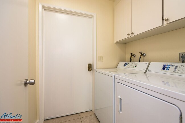 Building Photo - 4015 Villa Vista