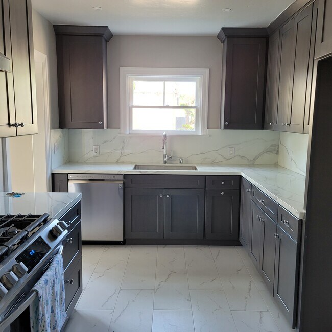 Thoughtfully planned kitchen design. - 827 Lindaraxa Park N