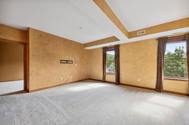 Building Photo - 1 BR/1 BA Crocus Hill Charmer!