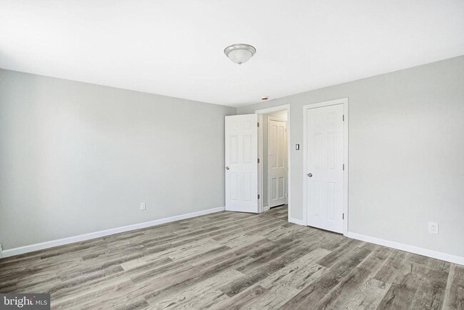 Building Photo - 565 Line St