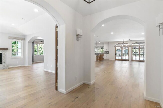 Building Photo - 4359 Fairlawn Dr