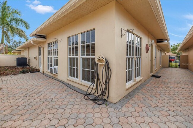 Building Photo - 2267 Heron Cir