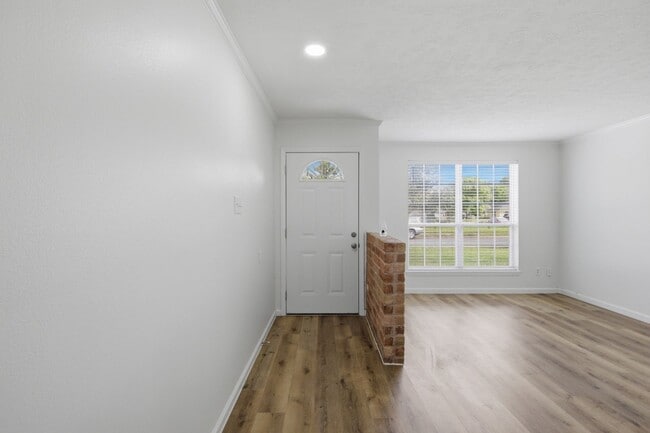 Building Photo - Charming 3BR House in Houston