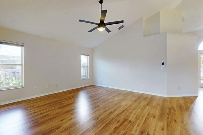 Building Photo - 967 SE Browning Ave