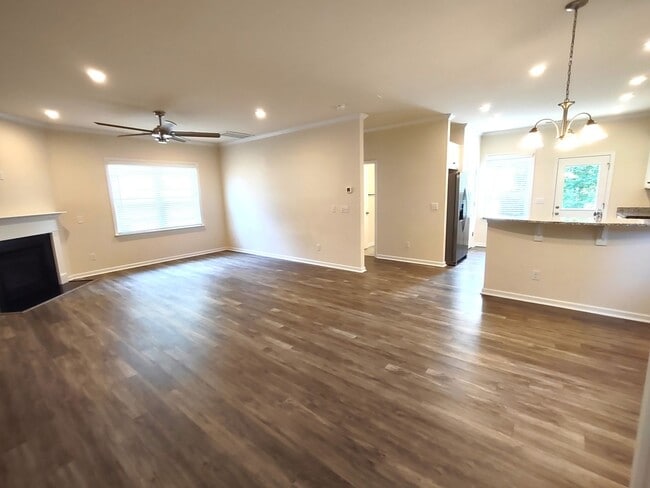 Building Photo - Beautiful Home located in the Starmount Co...
