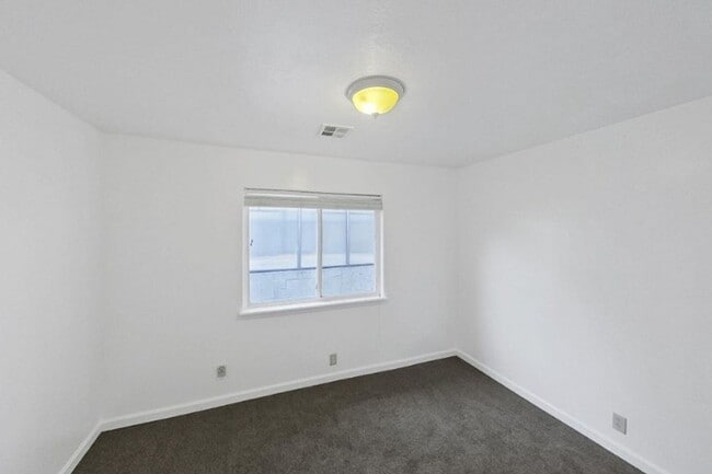 Building Photo - Spacious 4-Bedroom Home with Stunning Hilltop Views in Fortuna, CA