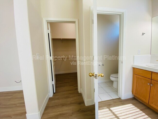 Building Photo - 2916 Roberts Ave