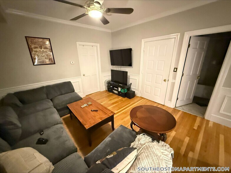 Building Photo - 868 E 2nd St