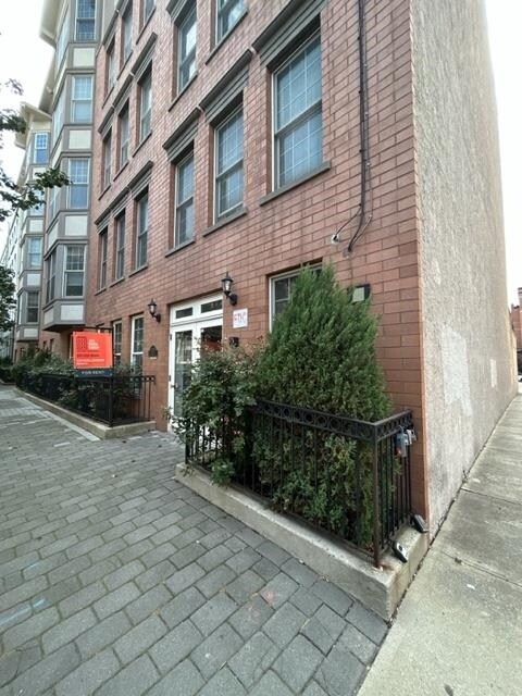 Building Photo - 1120 Clinton St