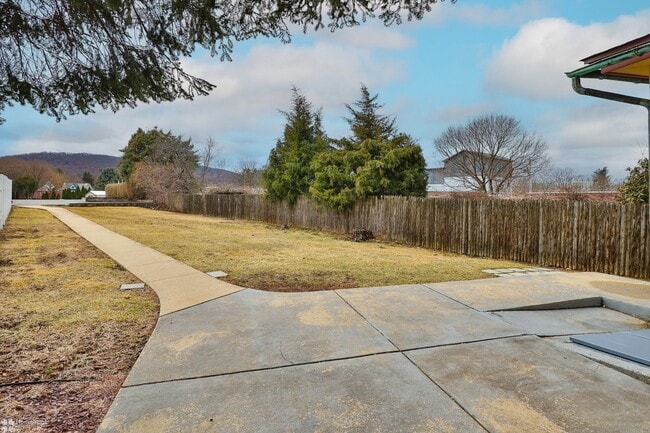 Building Photo - MACUNGIE 4BR 1.5 BATH CLASSIC HOME