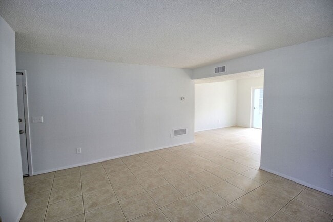 Building Photo - 1300 E Muriel St