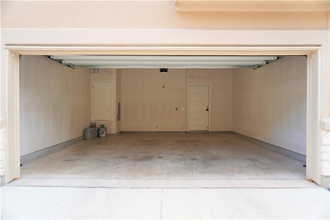 Building Photo - 13800 Lyndhurst St