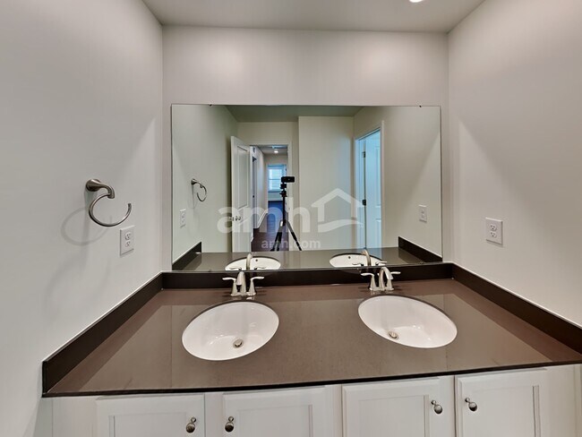 Building Photo - 555 Rivermist Dr