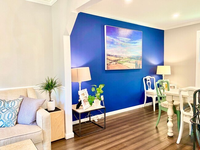 Building Photo - Amazing 4 Bedroom 2 Bathroom! Large Lot!  ...