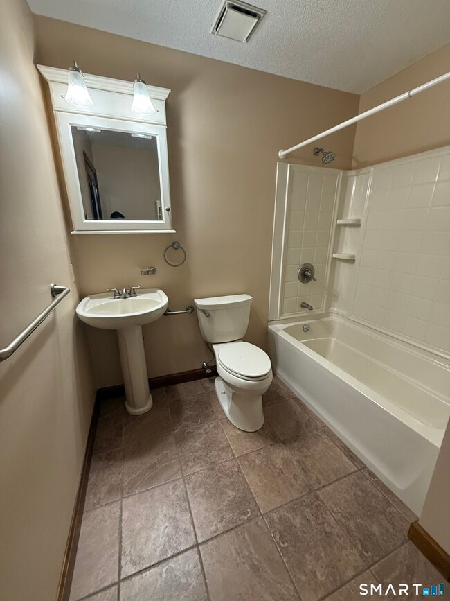 Building Photo - 1302 Summer Hill Dr