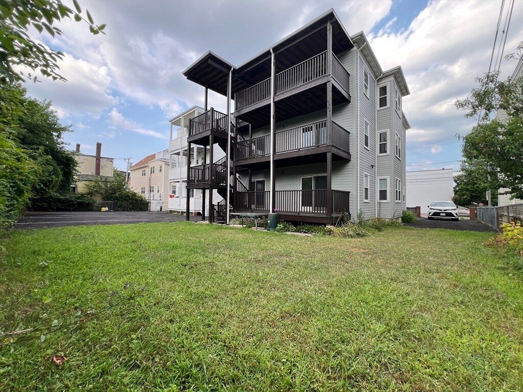 Building Photo - 128 Buttonwood St