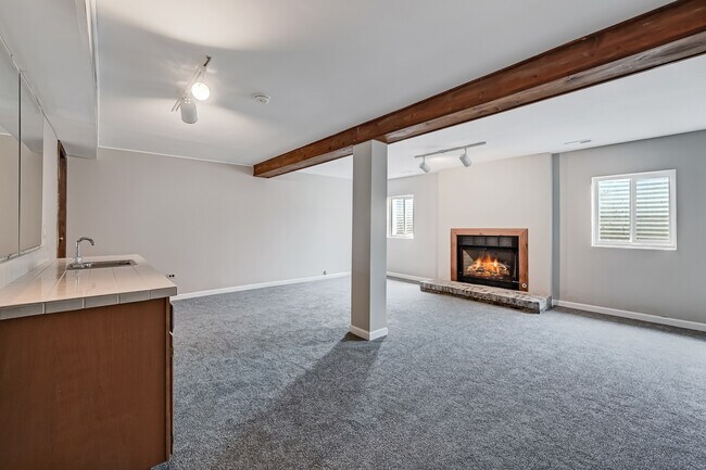 Building Photo - 5631 S Elm St