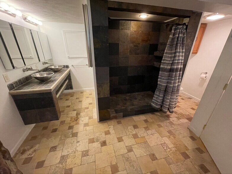 Building Photo - 24 Forest Hills Dr