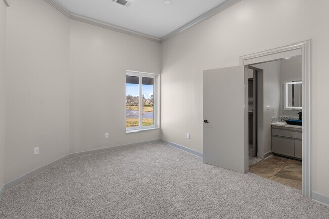 Building Photo - 703 Leaning Oak Trail