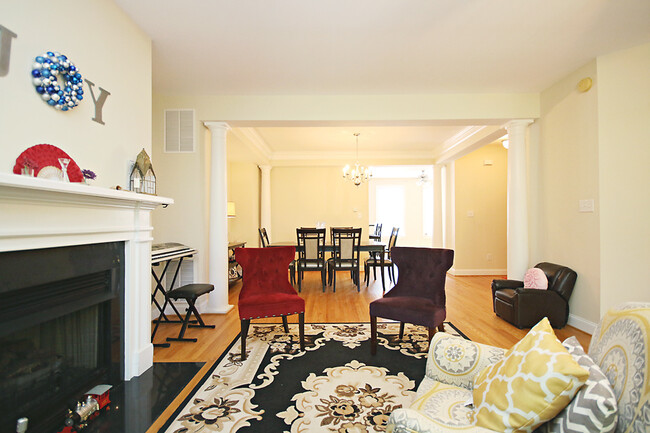 Building Photo - Light-filled Glenwood Station Townhome