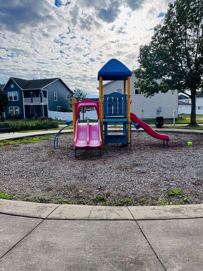 Building Photo - Beautiful House in family friendly community