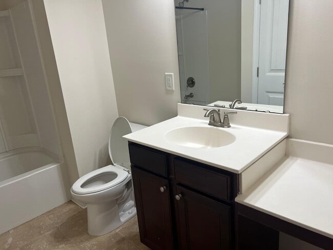 Building Photo - 2121 Chipley Dr