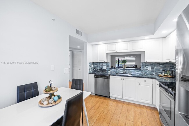Building Photo - 550 SW 138th Ave
